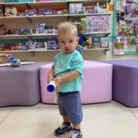 Очень серьезный Михаил в магазине игрушек