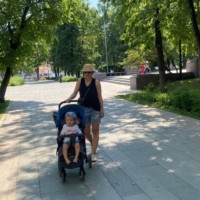 Мама с сыном у фонтана на Болотной площади Мы гуляем в Репинском парке
